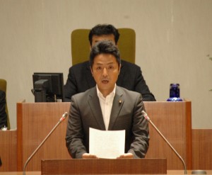 議場壇上にて（１３０６２４）
