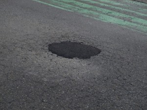 道路の穴埋まる２