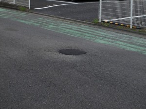 道路の穴埋まる